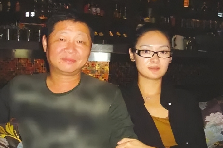 "三德子"养鸡身价上亿,却在乡下庭院喝茶,娶小15岁