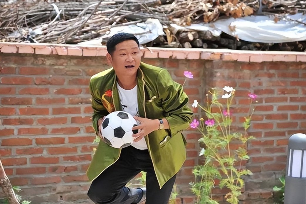 "三德子"养鸡身价上亿,却在乡下庭院喝茶,娶小15岁