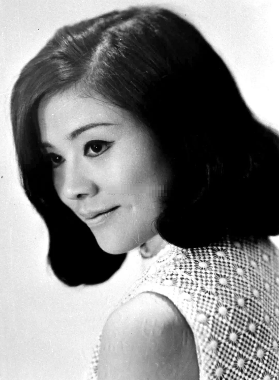 22岁的归亚蕾直接完成了人生中的四件大事:"毕业,拍戏,获奖,结婚".