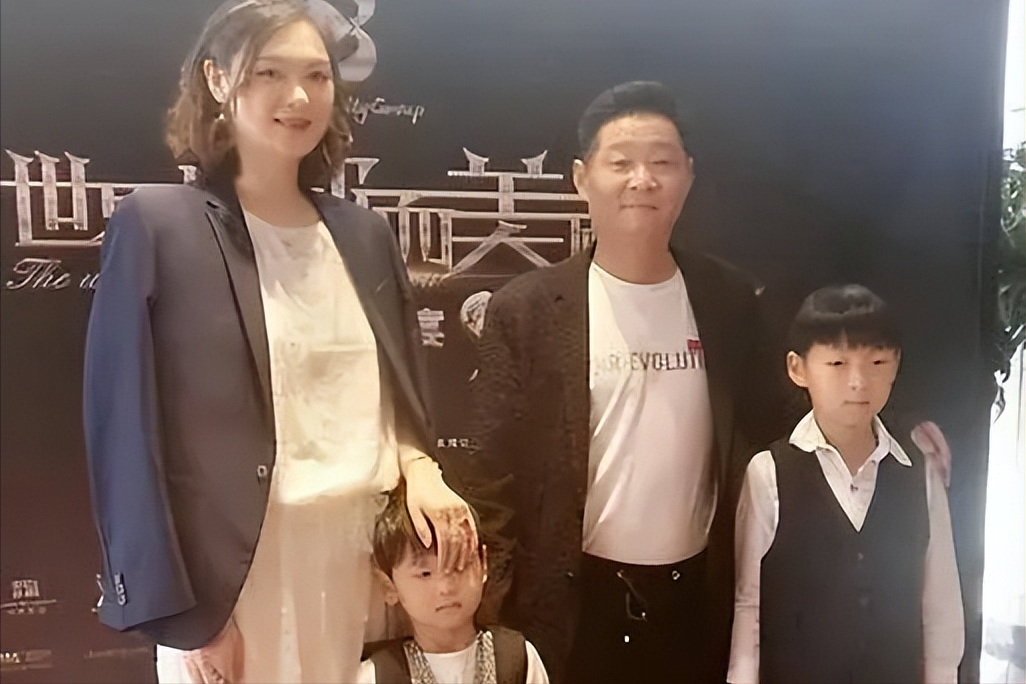 "三德子"养鸡身价上亿,却在乡下庭院喝茶,娶小15岁