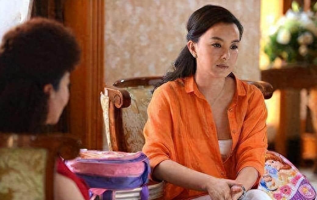 老大怨父母偏心,两套房和24万都给妹妹,母亲:女儿给我们养老