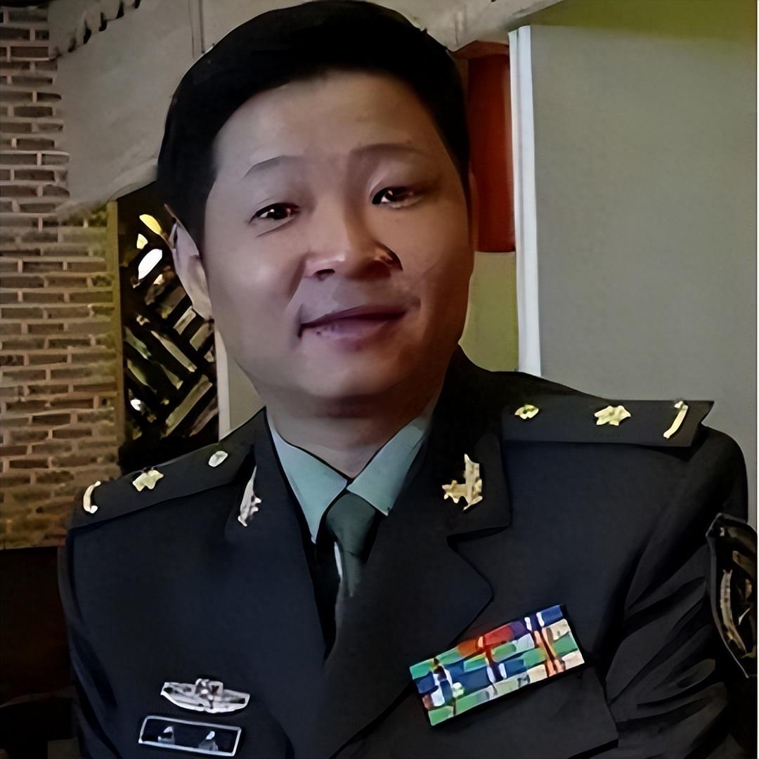 "三德子"养鸡身价上亿,却在乡下庭院喝茶,娶小15岁