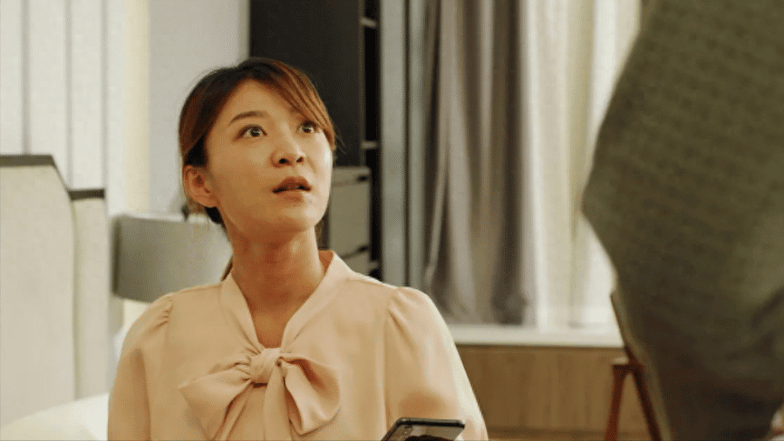 正当一家人的气氛越来越紧张时,李小芸忽然说话了:"爸爸,阿姨,你们