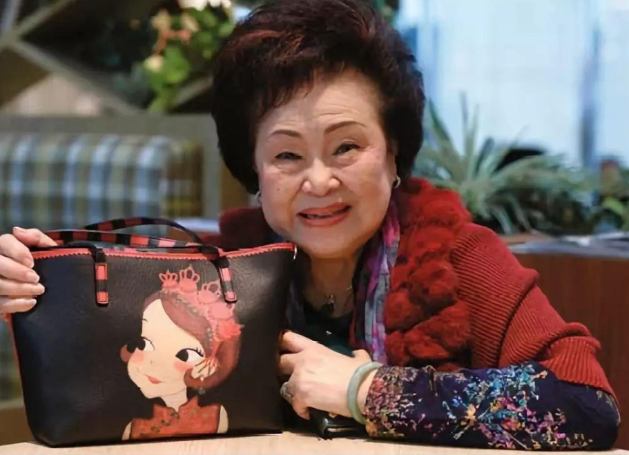 年近百岁仍健在的香港艺人,童年熟悉的明星都老了,有人一生未嫁