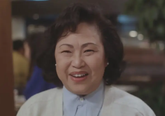 粤剧演员出身,师承粉菊花,1953年拍摄电影《恨海芳魂》正式转型成为