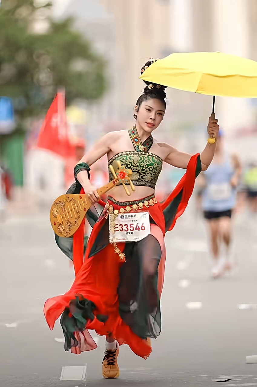 兰州马拉松跑道上一位选手身着敦煌飞天女神的装束,跑完了全程42公里.