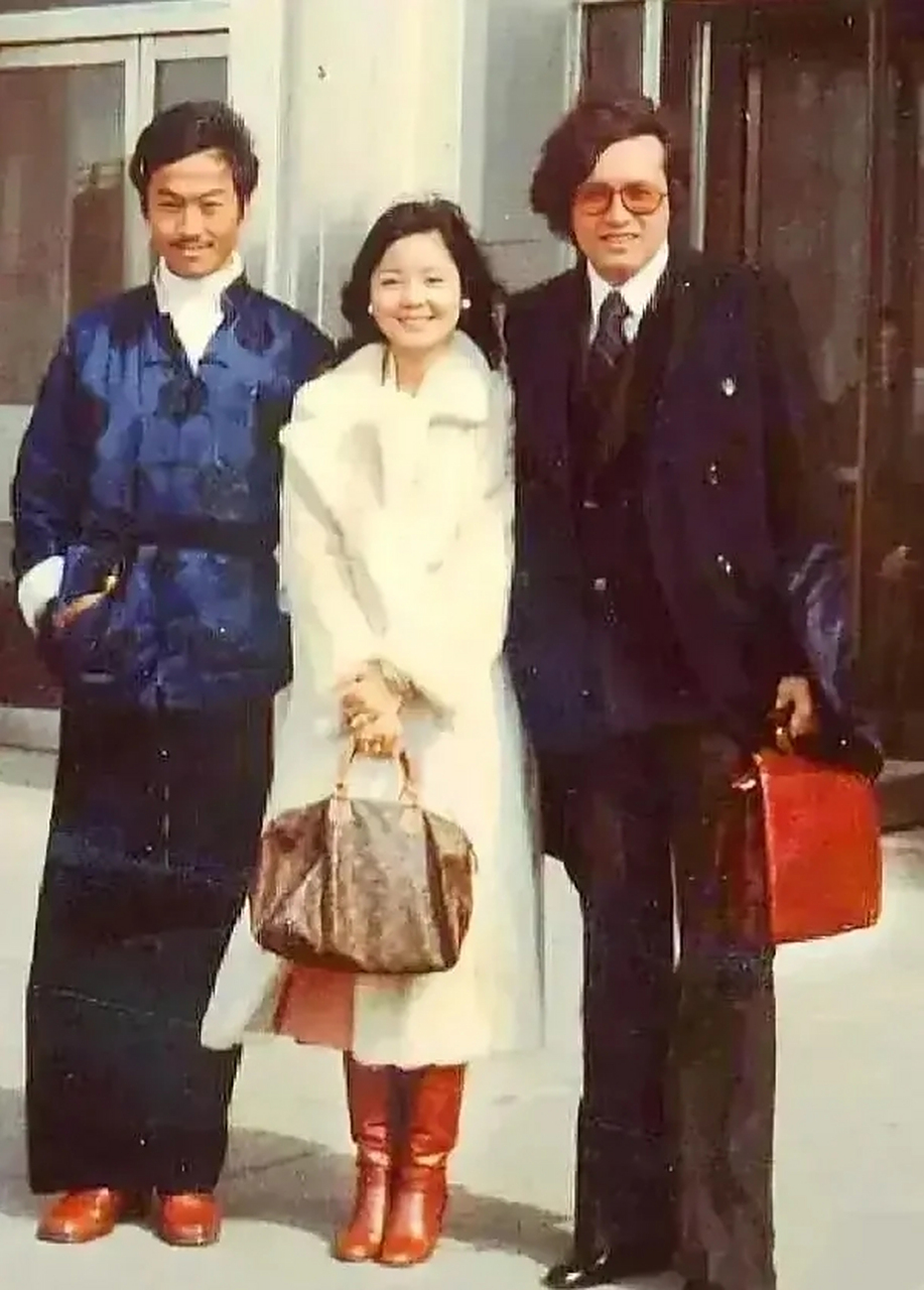 七十年代,甜歌皇后邓丽君与秦祥林及另一位友人的珍贵合影.