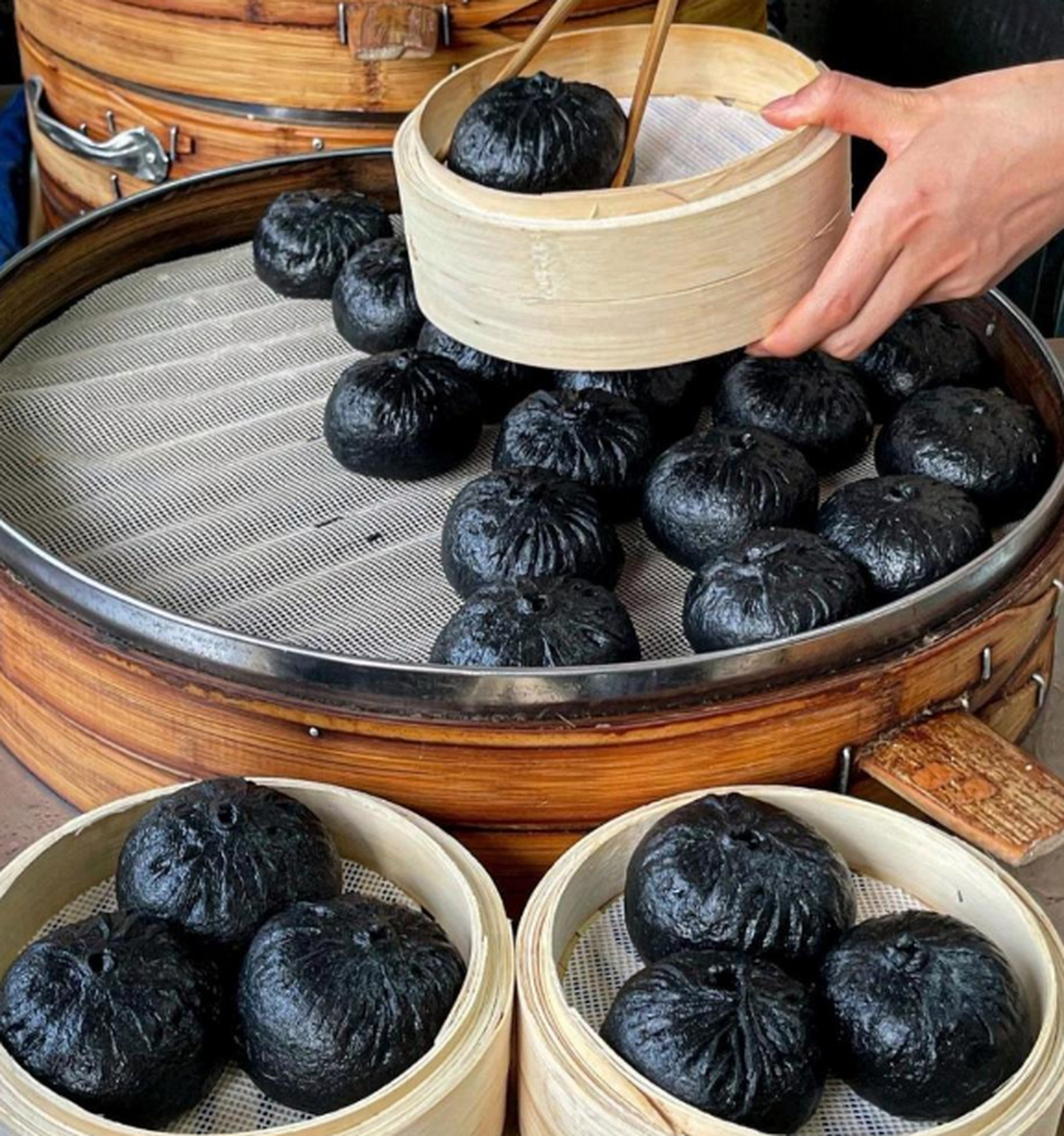 这老板一定很注重养生,这五黑包子还是第一次吃!