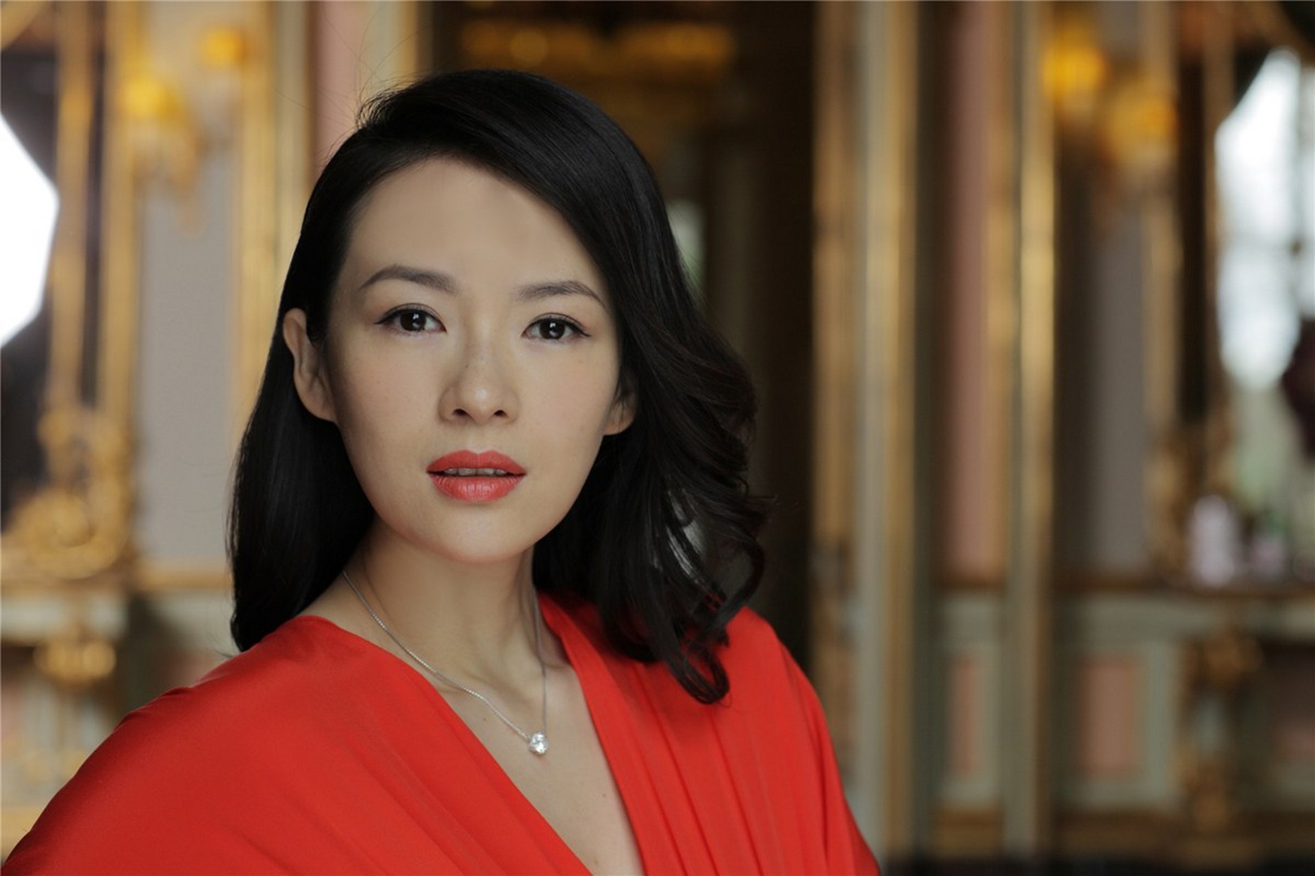 演员章子怡说:"1999年,我与周润发,杨紫琼合作拍摄了电影《卧虎藏龙》