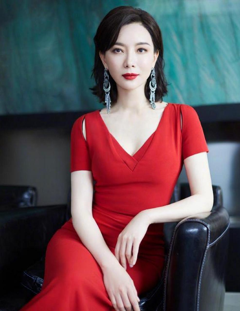 2018年,雷佳音和陈数在拍电视剧《和平饭店》中有一段深情吻戏,雷佳音