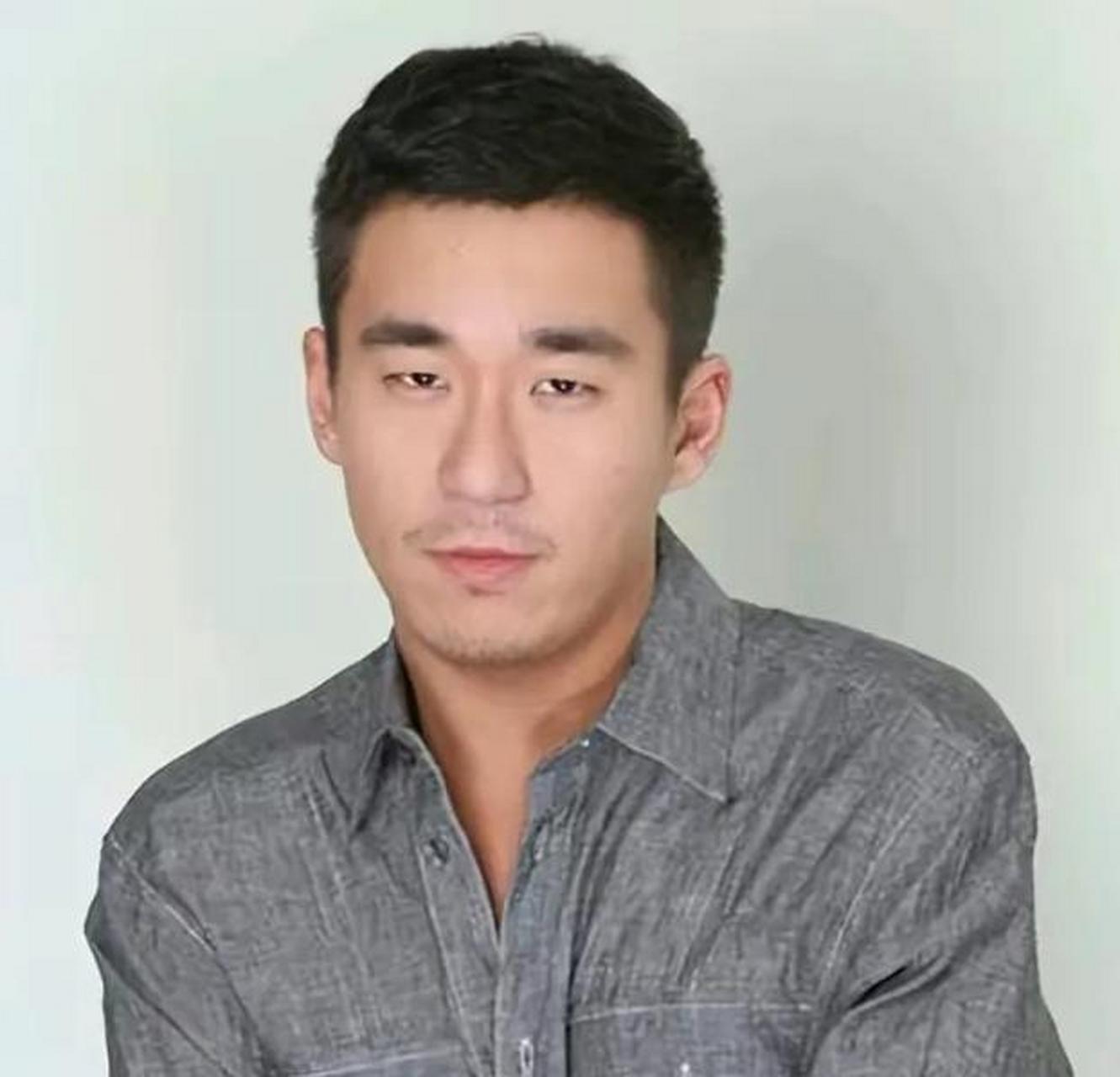 张国立在自己68岁大寿上看着41岁的张默,眼含热泪.