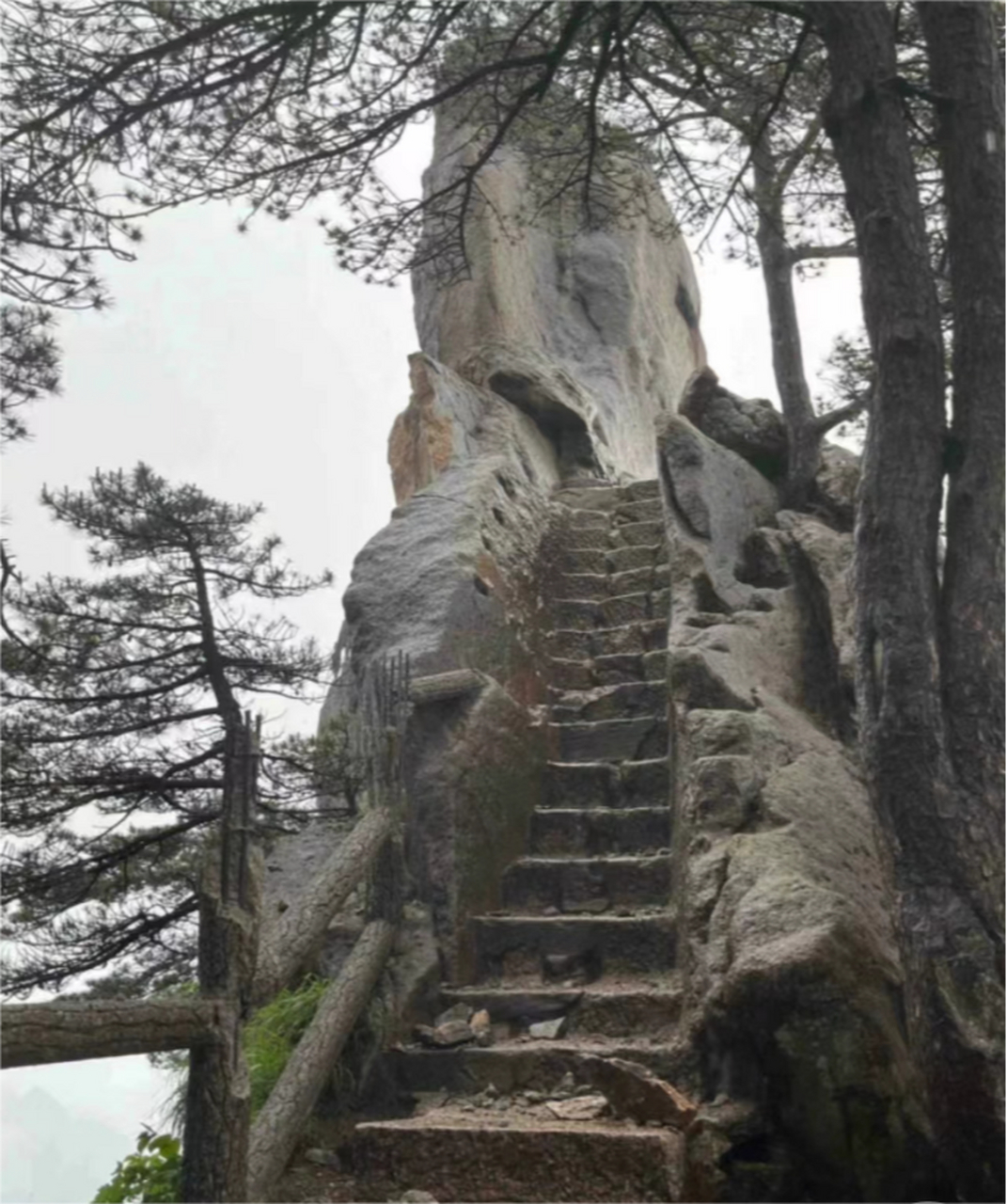 25日,安徽黄山飞来石遭雷击多人受伤?