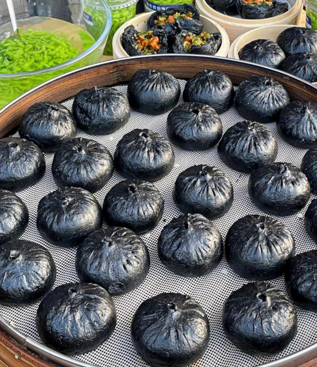 这老板一定很注重养生,这五黑包子还是第一次吃!