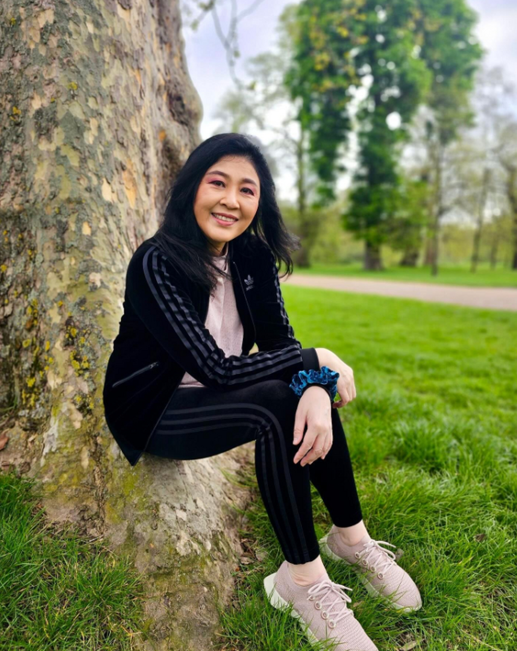 前泰国总理英拉,一身休闲打扮在英国锻炼,无人陪伴依然打扮漂亮,妆容