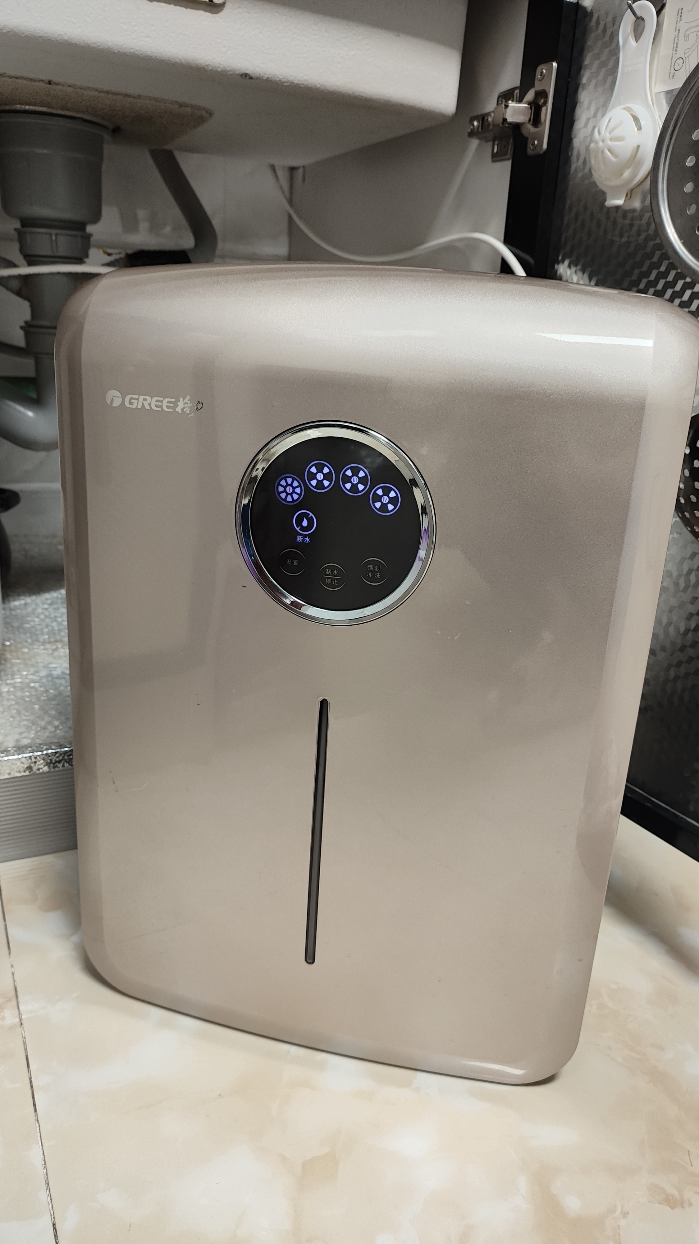 家里的净水器滤芯报警了,那就更换呗