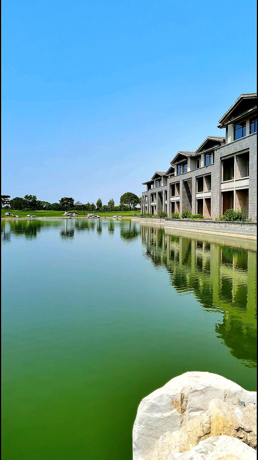 京都颐和城水面波光粼粼,绿意盎然,绿化率高达96%.