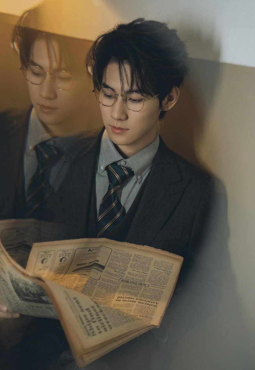 金丝眼镜搭配西装,这样的张真源也太帅了!很有民国老公范儿!