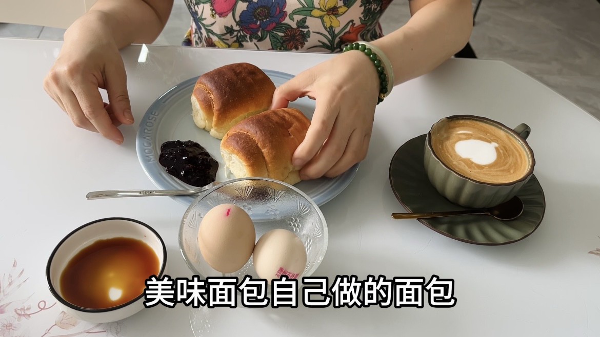 一个人的早餐简单精致,老公追剧睡懒觉,狗狗们乖巧治愈