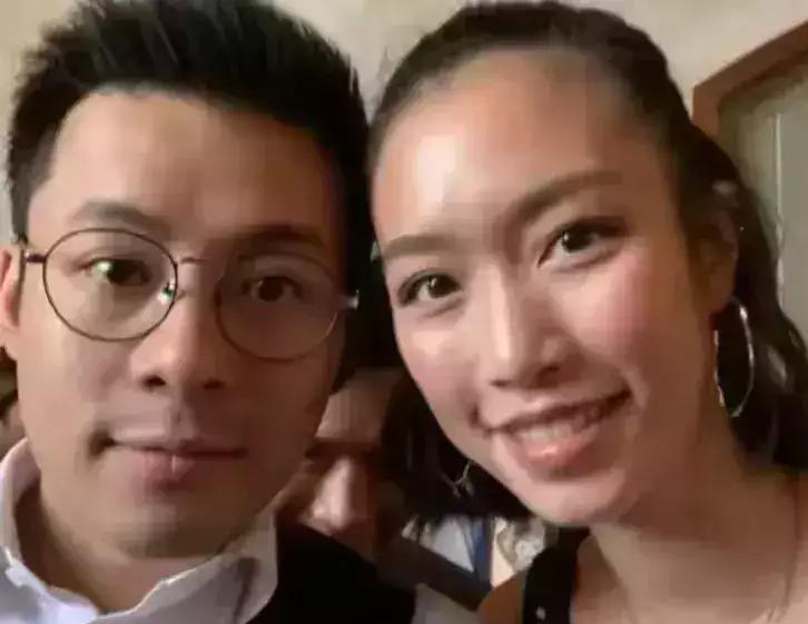 霍家突然公布喜讯,霍启仁五年恋爱修成正果,单膝跪地女友感动哭