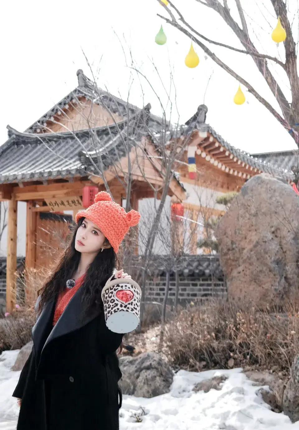 美女演员孟子义今日最新剧照释出啦!小橘子好可爱啊!