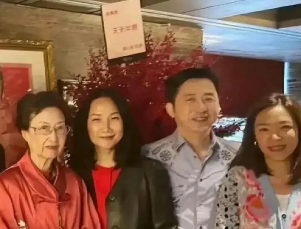 哈林两任妻子比较图片