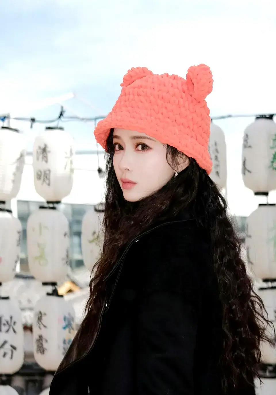 美女演员孟子义今日最新剧照释出啦!小橘子好可爱啊!