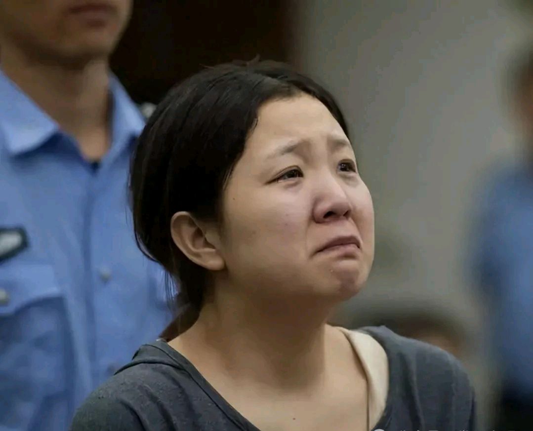一个女人狠起来有多可怕?掐死亲生的两岁儿子,然后再接着睡觉!