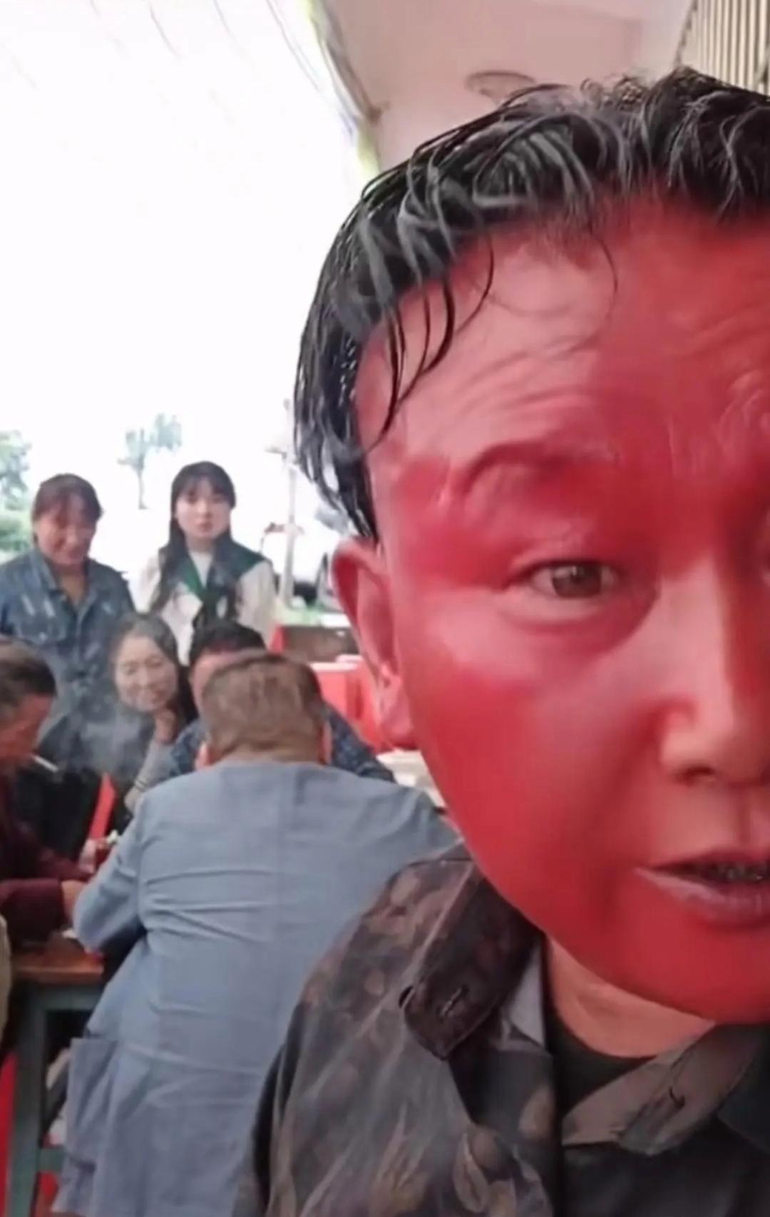 大家常看到喝酒脸红的人,但他这般红的着实罕见