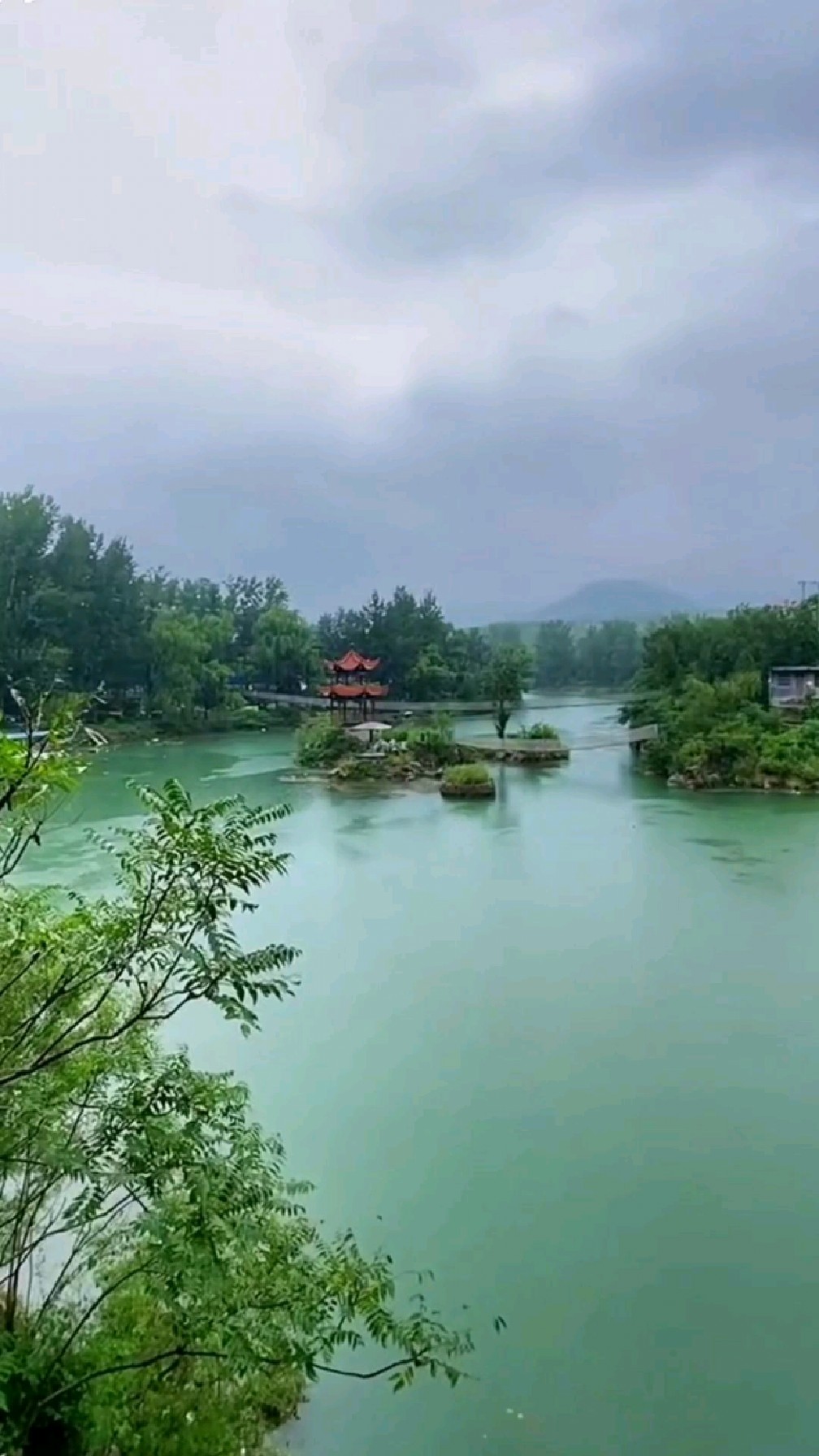 河南林州万泉湖花木葱茏,湖光山色,山青水碧,犹如绝美夏日画卷