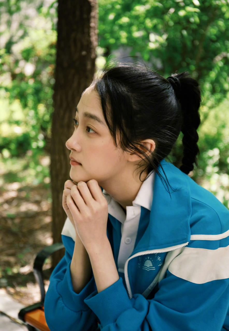 关晓彤,一身校服,充满了青春的气息!