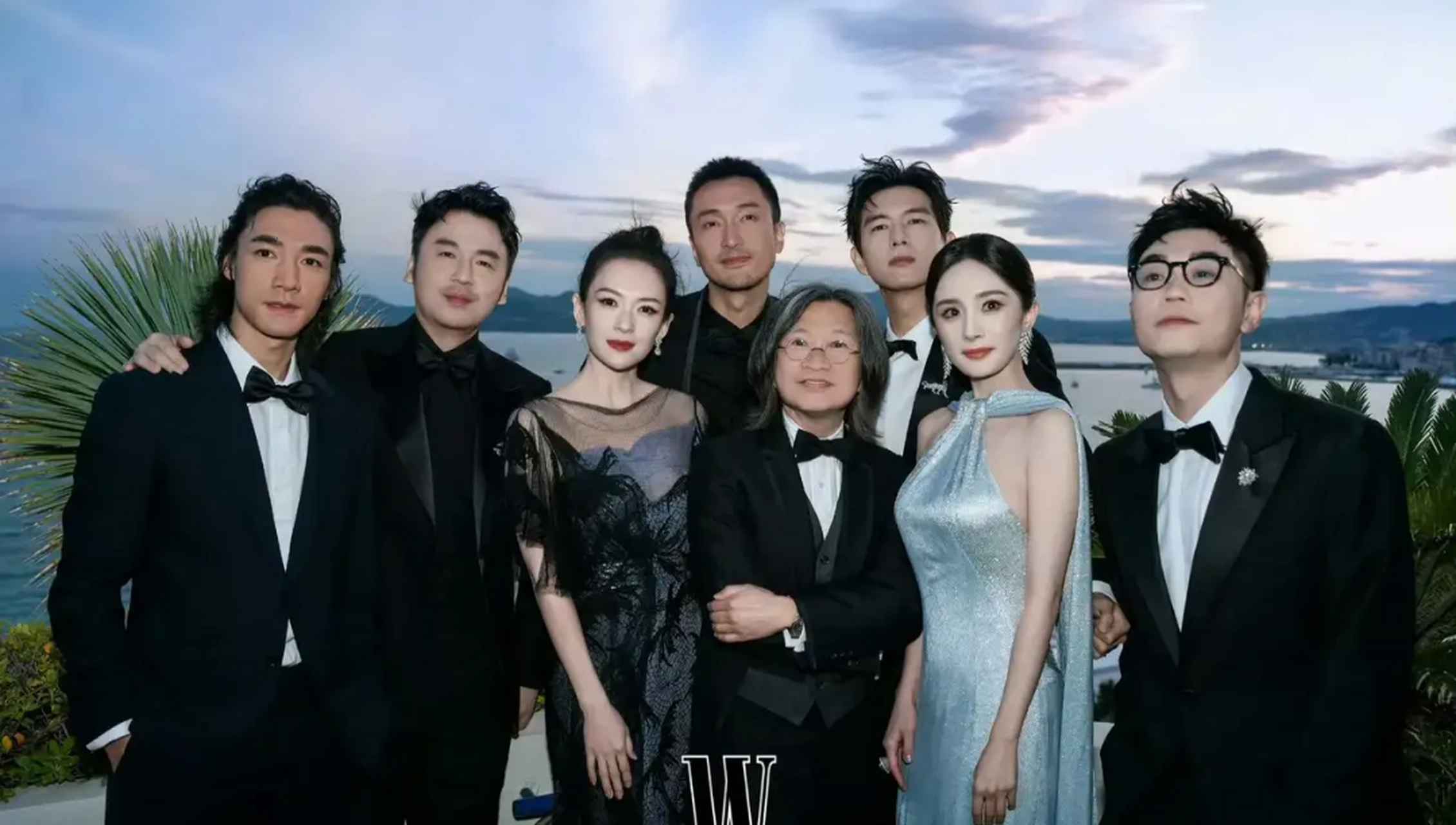 章子怡这脸型简直绝了,杨幂跟她真心无比比较,中间这位戴眼镜的大啦有