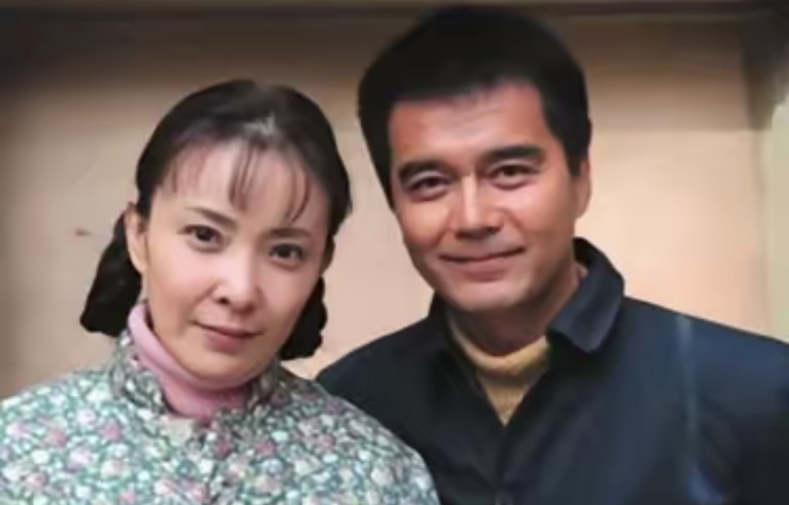 许亚军回到家中,看着正在厨房里忙碌的糟糠之妻张晞,他一脸厌恶的转身