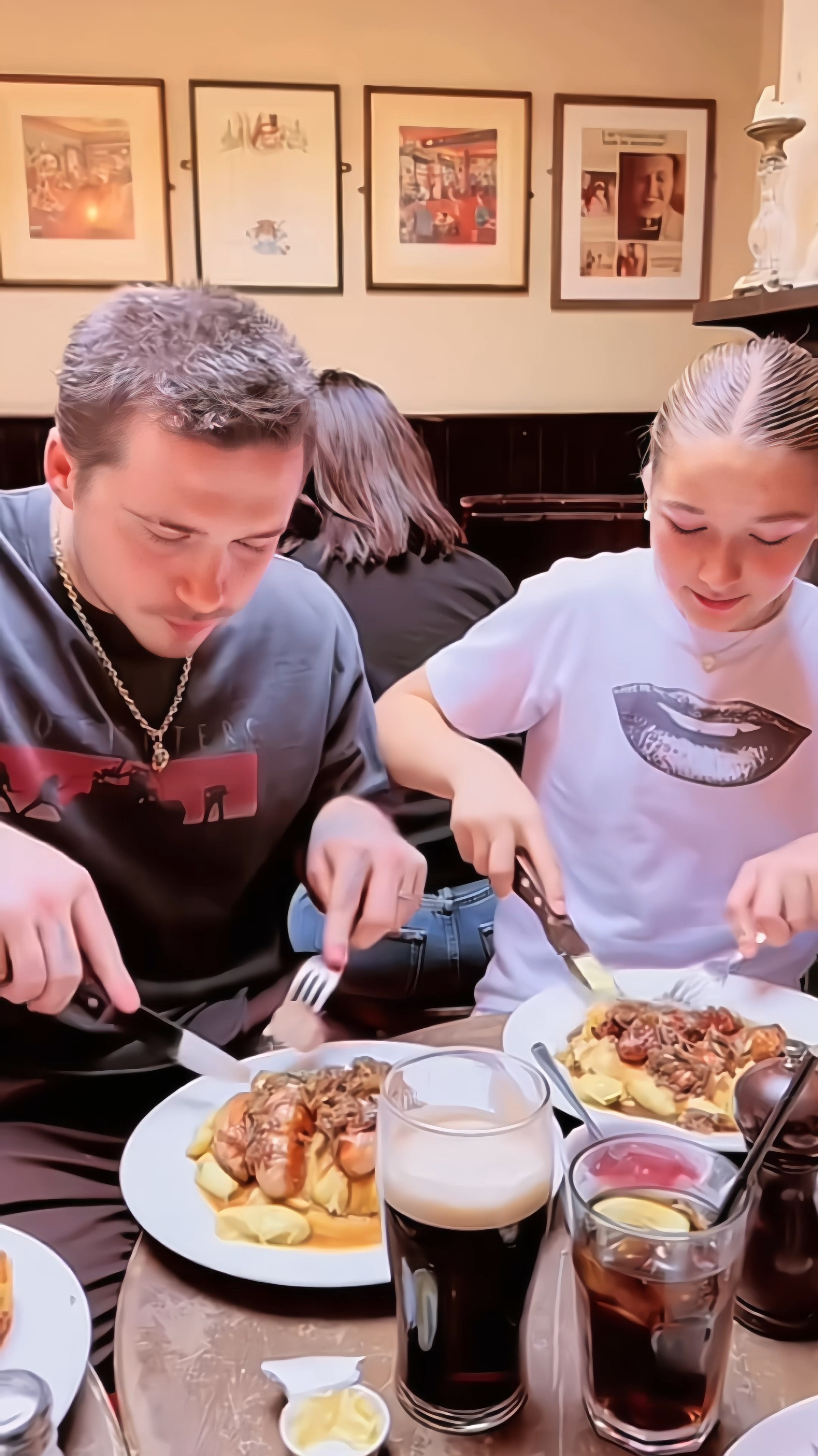 贝克汉姆女儿小七和哥哥吃西餐还得碰一下,太可爱了-度小视