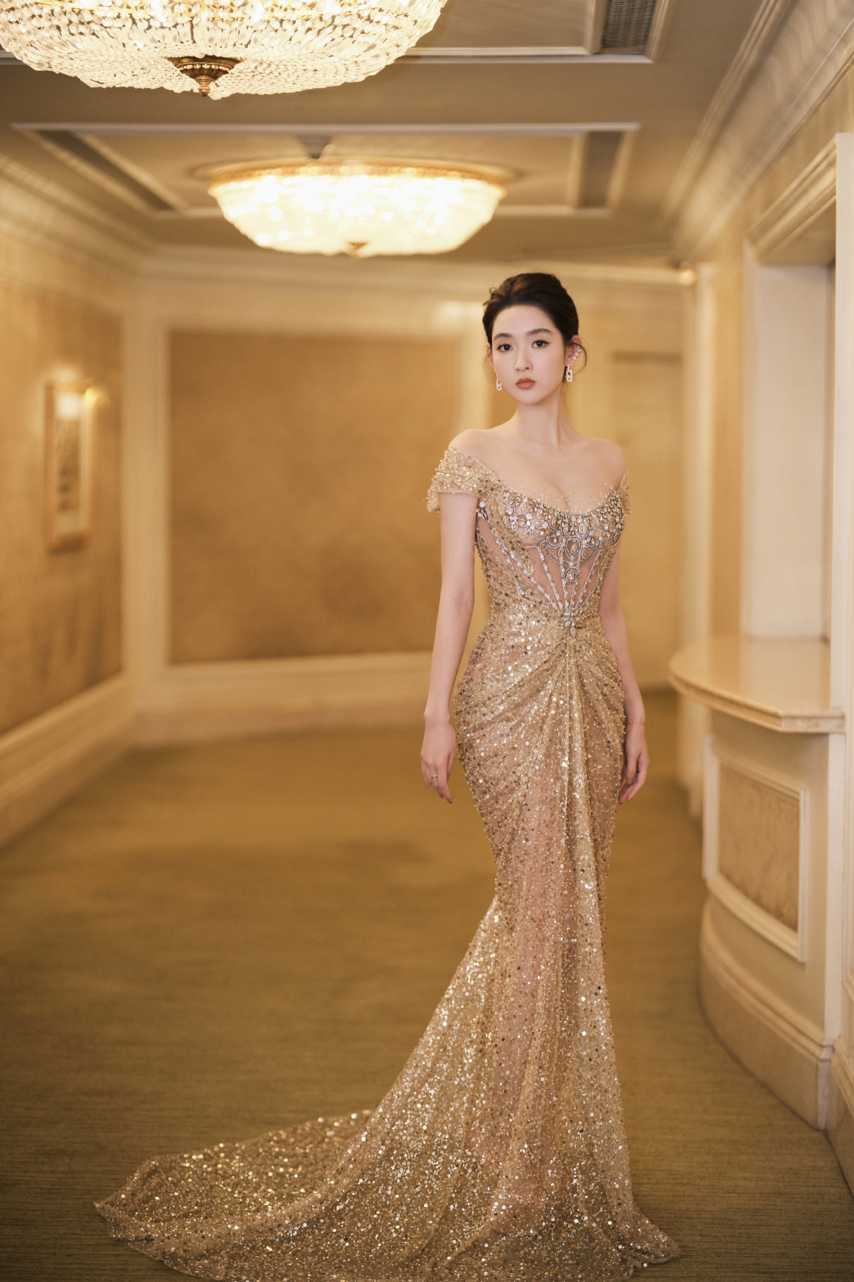 绝美瞬间!王玉雯身穿高定礼服裙,低胸设计勾勒迷人曲线,尽显女神风范!