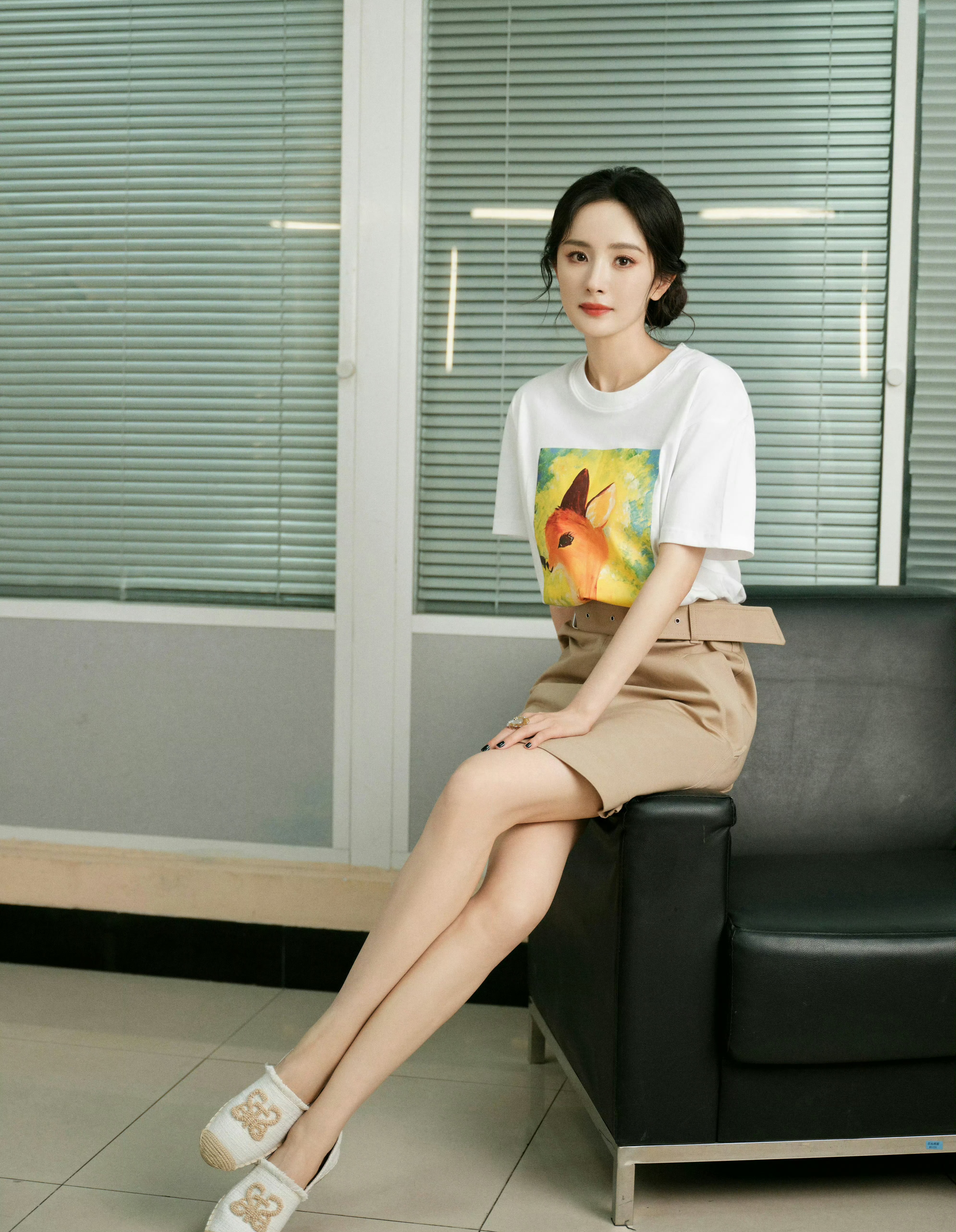 杨幂,短袖搭配短裙,穿个平底鞋也显大长腿!