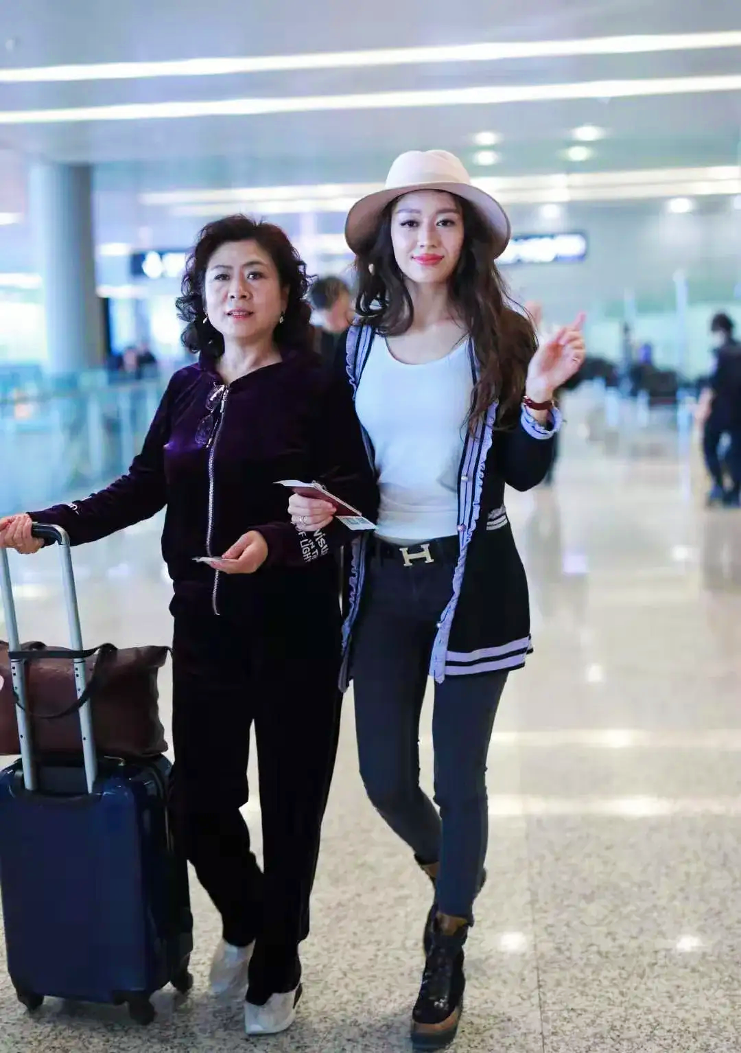 朗朗幸福的一家 他的妻子是德国钢琴家  歌手 吉娜.