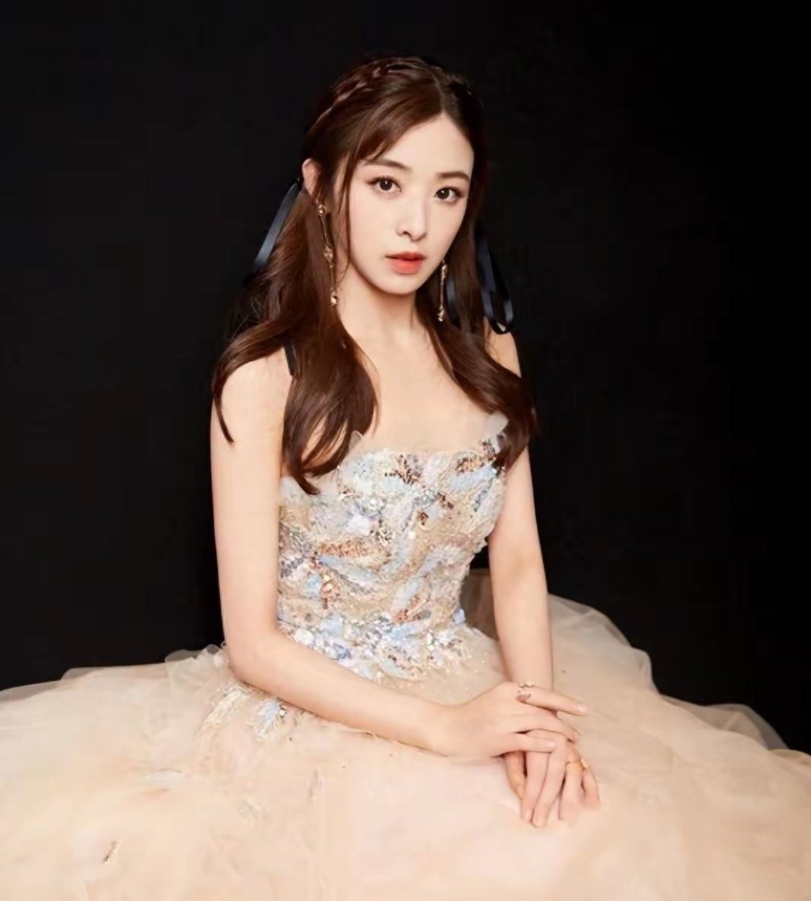 张含韵的奶欲更勾人,现在依旧童颜身材却饱满成熟韵味满满!