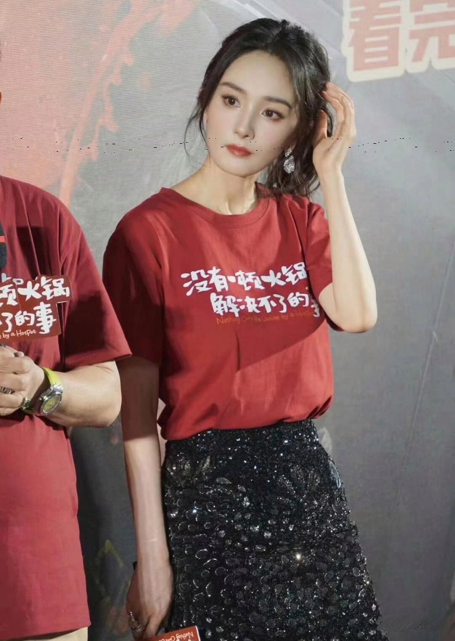 杨幂瘦身秘诀大揭秘!没听她说减肥,却悄悄瘦成闪电!