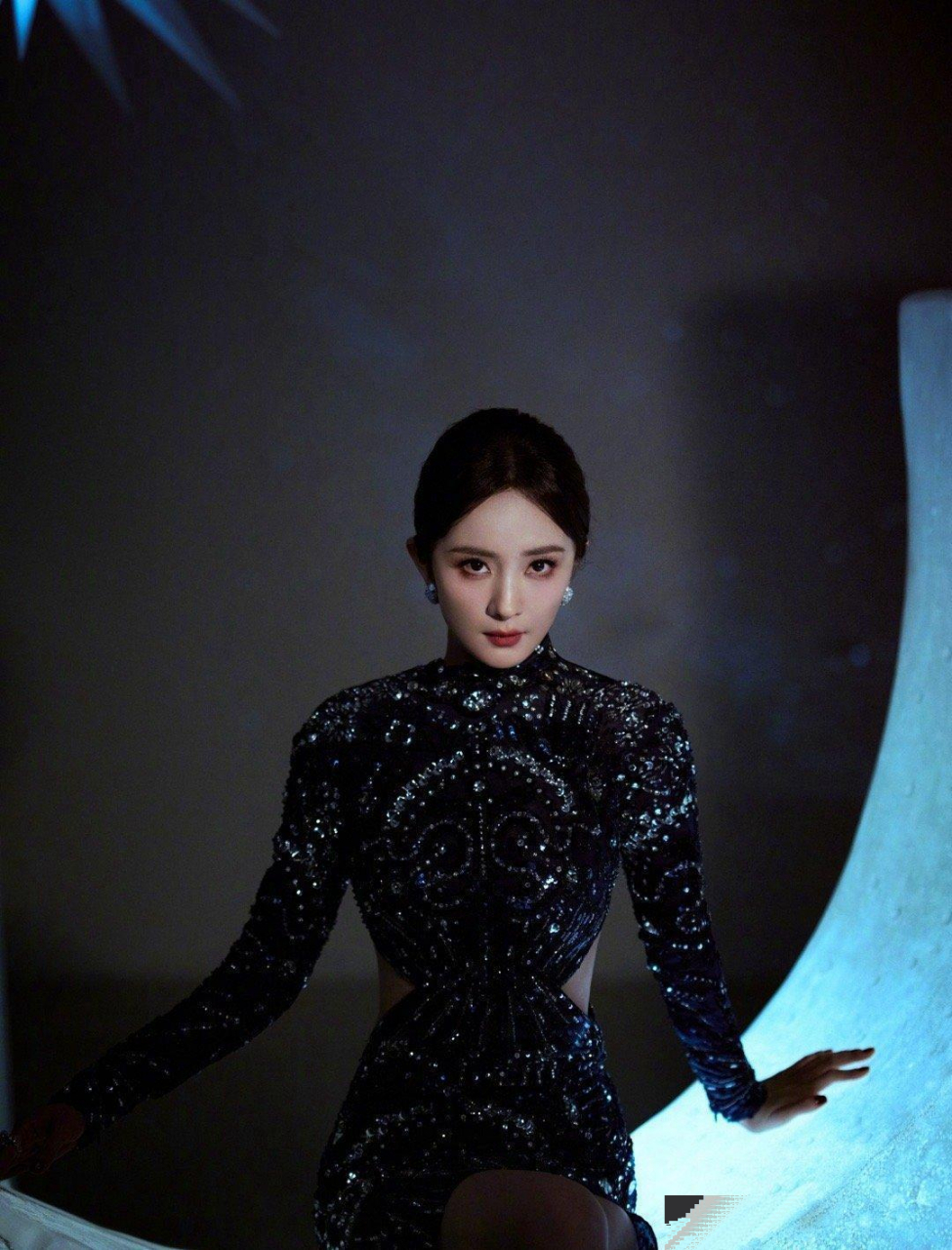 杨幂露出美腿,长裙展现优雅魅力