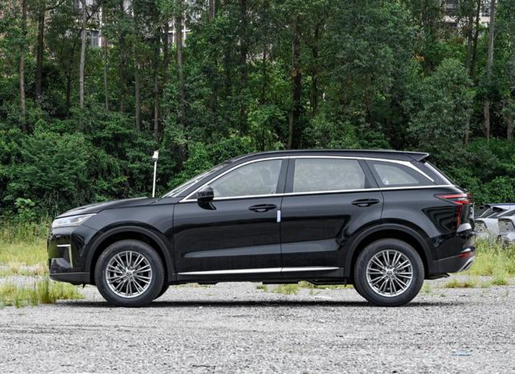 启辰星作为东风日产的小型suv,外形高档且内饰豪华,配备先进科技和