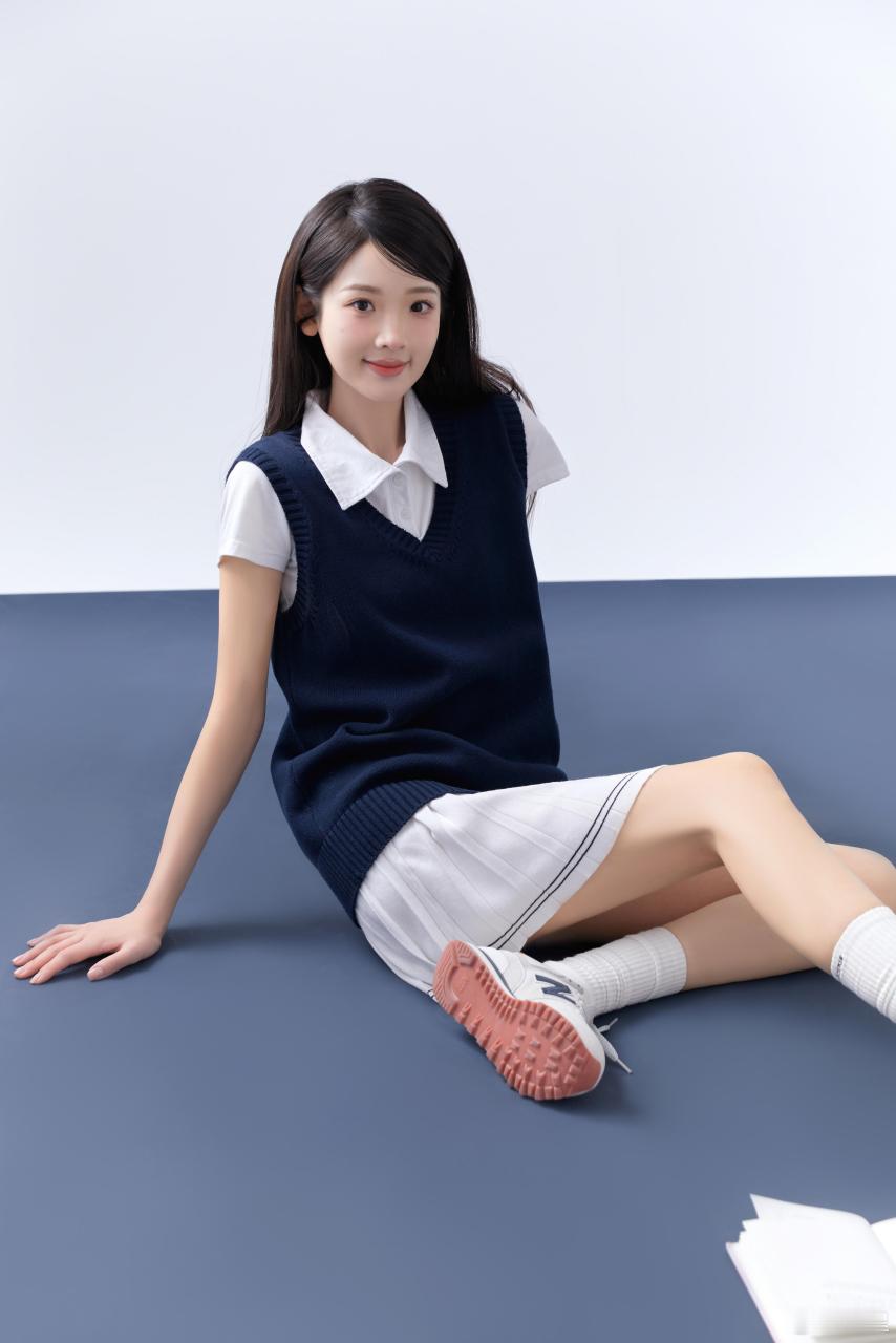 张淼怡在元宵写真里,展示了她的青春女高形象.