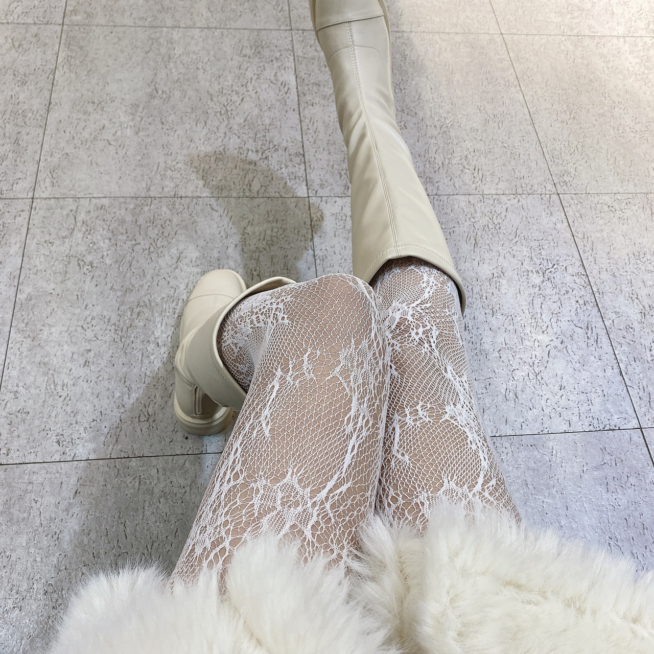 白色蕾丝网袜连体裤非常性感,展现女性身材曲线,成为焦点.