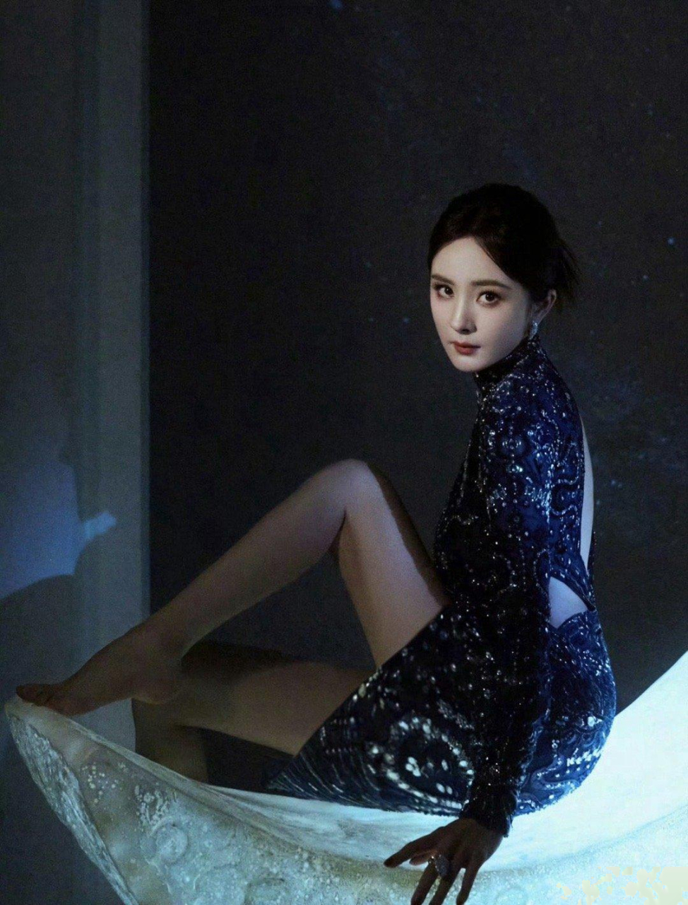 杨幂露出美腿,长裙展现优雅魅力