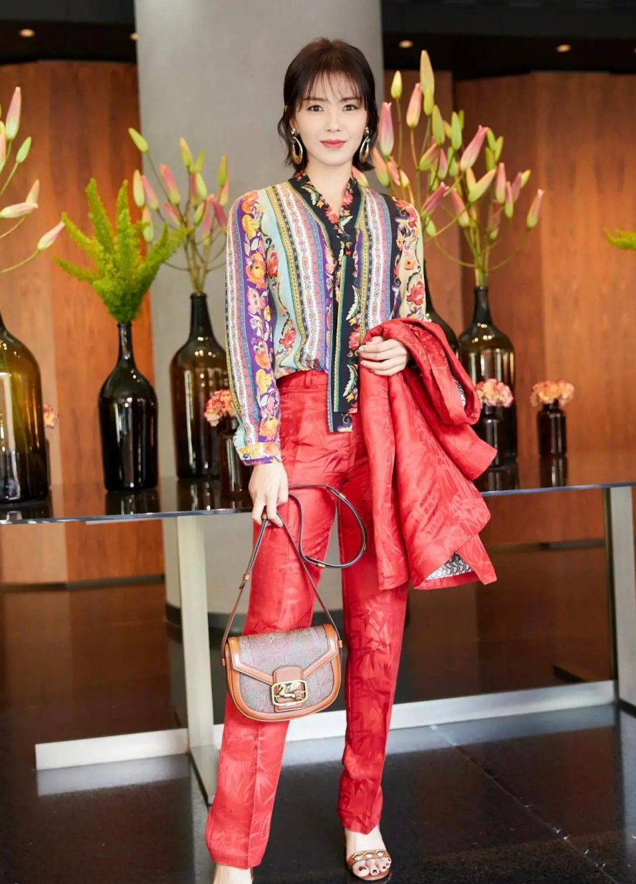 刘涛红色套装街拍写真