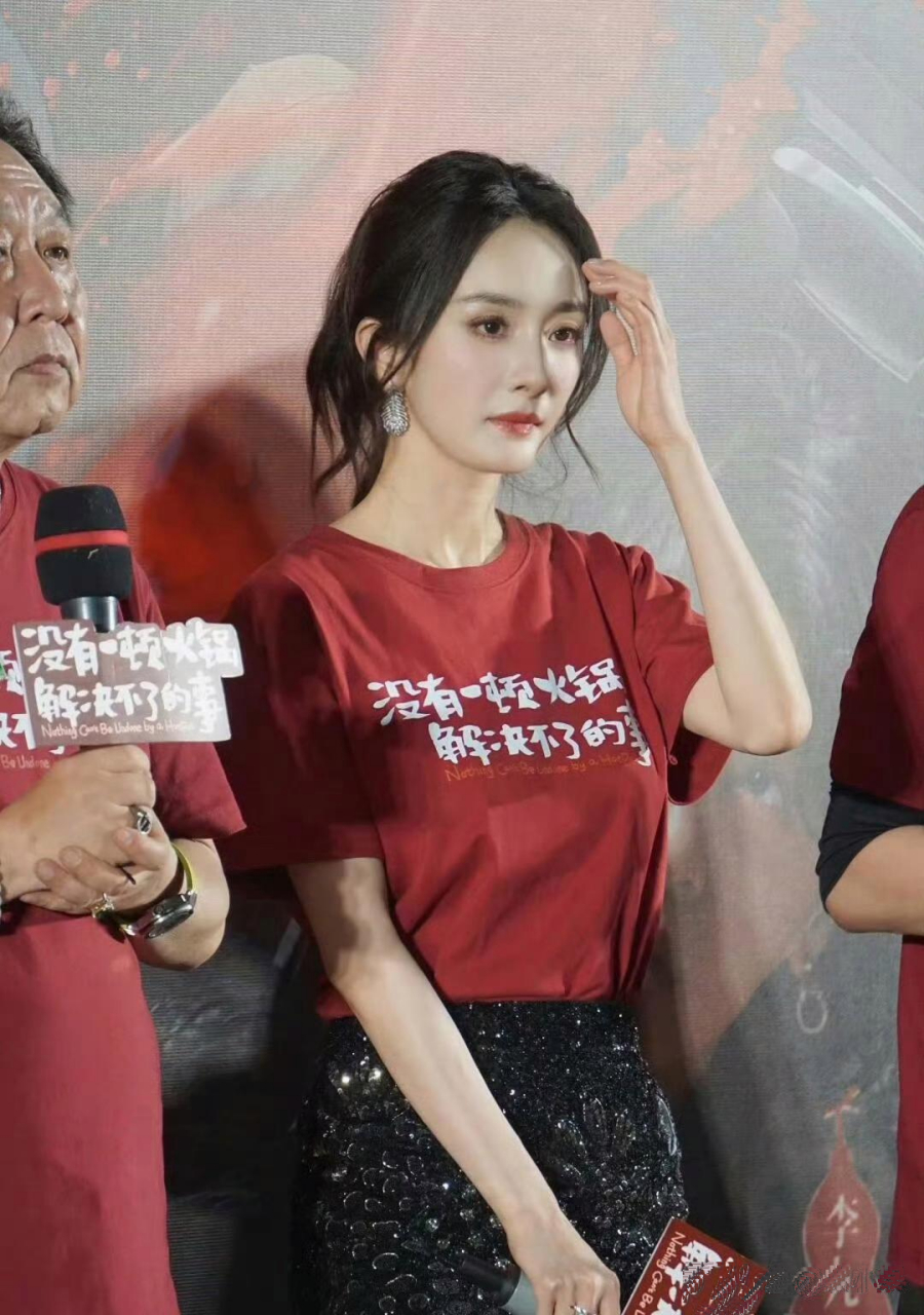 杨幂瘦身秘诀大揭秘!没听她说减肥,却悄悄瘦成闪电!