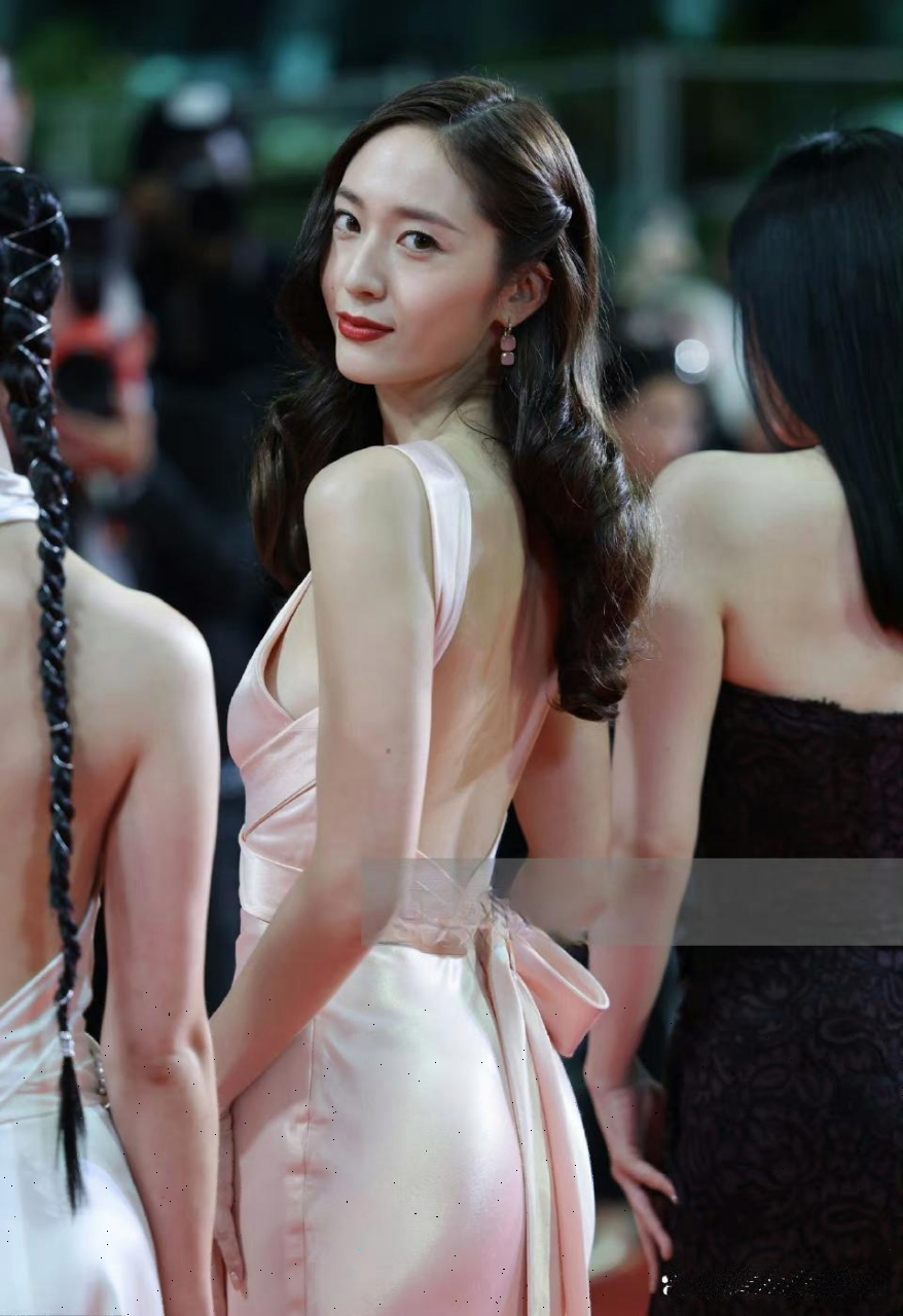 郑秀晶回眸一笑百媚生!