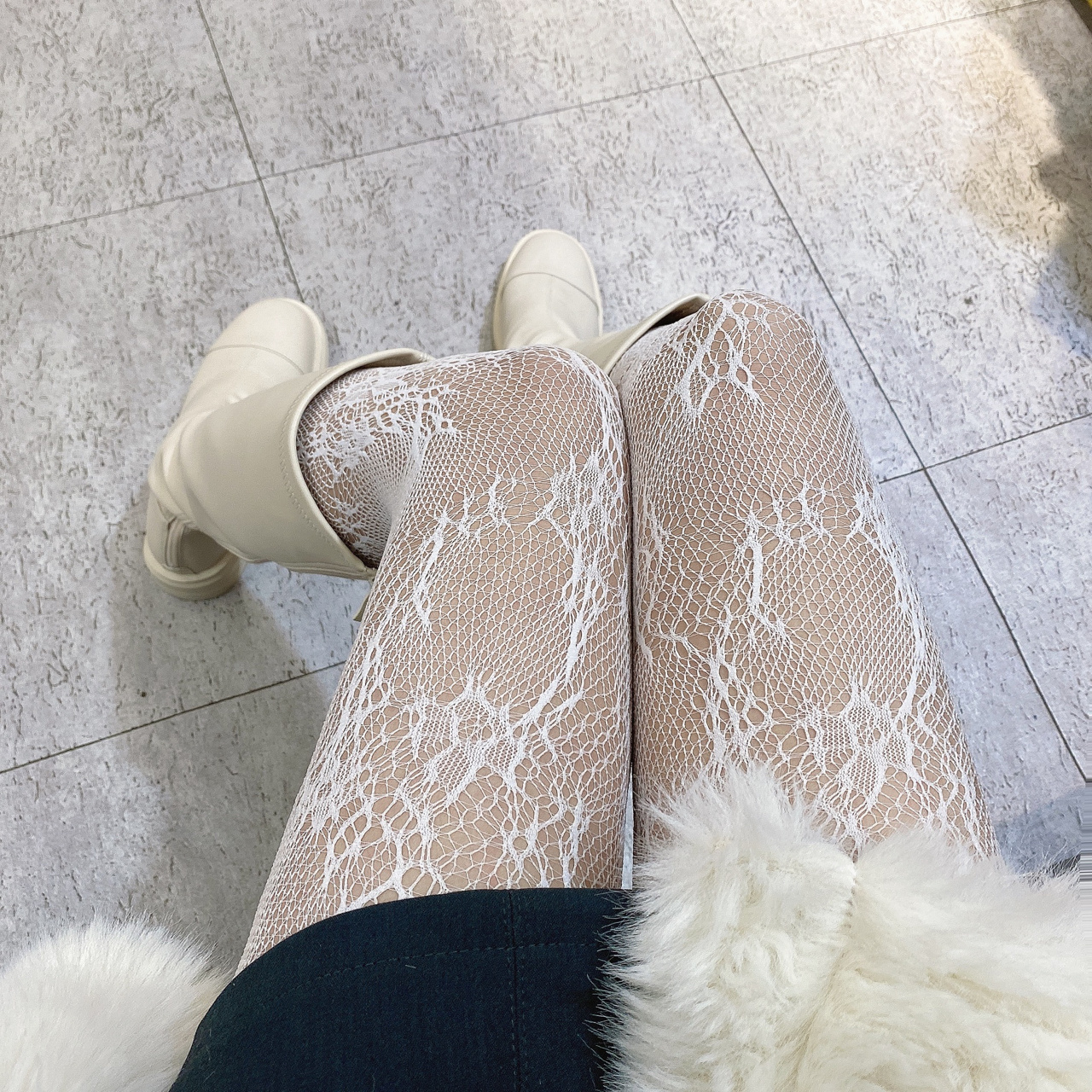 白色蕾丝网袜连体裤非常性感,展现女性身材曲线,成为焦点.