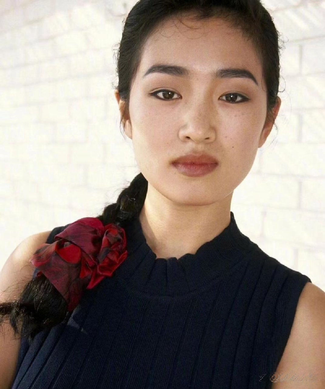 巩俐年轻时好美,朴实充满青春活力的美