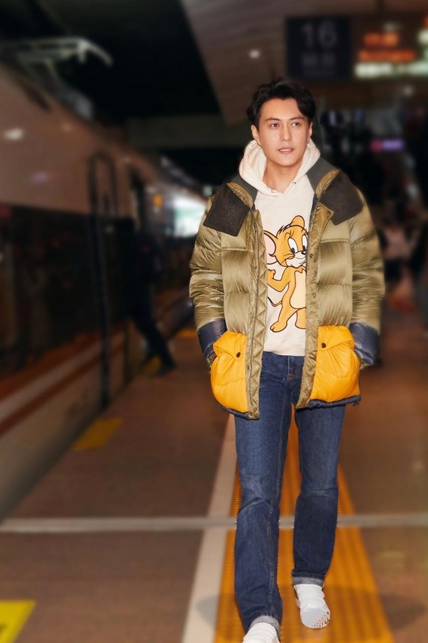 靳东打扮时髦,卡通卫衣配牛仔裤,潮范十足,44岁这样穿状态不输小伙子