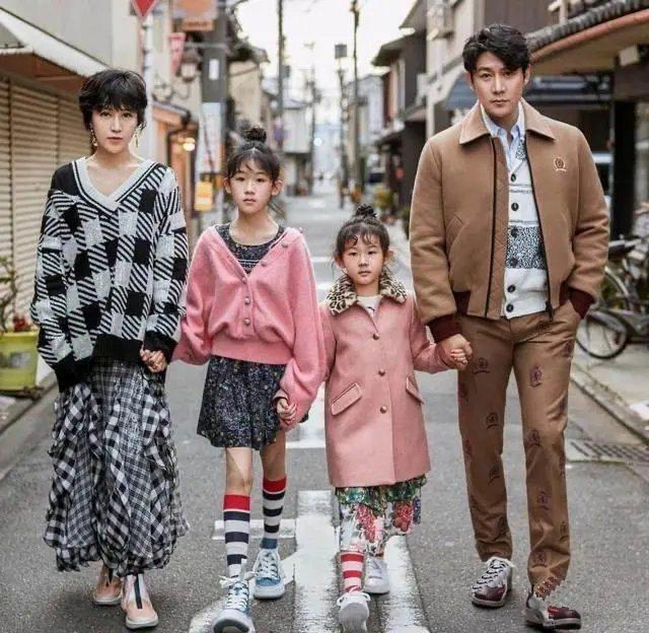 陆毅一家同框真养眼